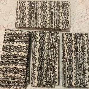 Elrene Home Fashions Everyday Casual
Decorative cloth napkins 17"x17" - Set of 4